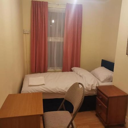 Single Bedroom Near London Seven Kings Train Station Ilford Ngoại thất bức ảnh